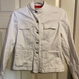 Ann Klein white flower embellished crop jacket. Button closure size 2P